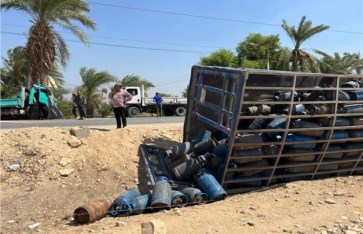 سيارة نقل محمّلة بأسطوانات البوتاجاز 