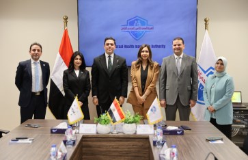 جانب من توقيع العقد