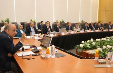 الدكتور محمود عصمت وزير الكهرباء والطاقة المتجددة خلال الاجتماع