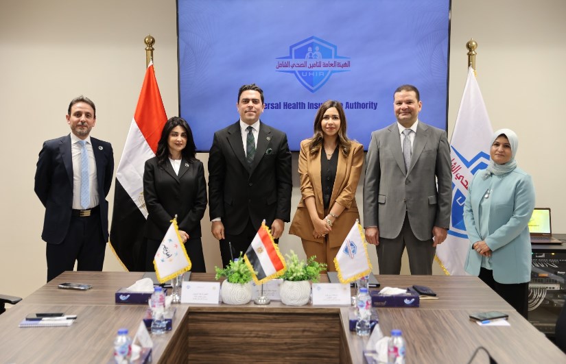 جانب من توقيع العقد