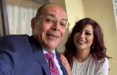 الاعلامي محمد مصطفي وزوجنه