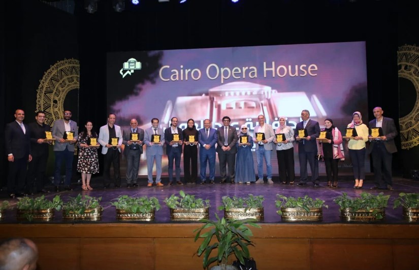 تكرم المتميزين من الفنانين والعاملين تكرم المتميزين من الفنانين والعاملين