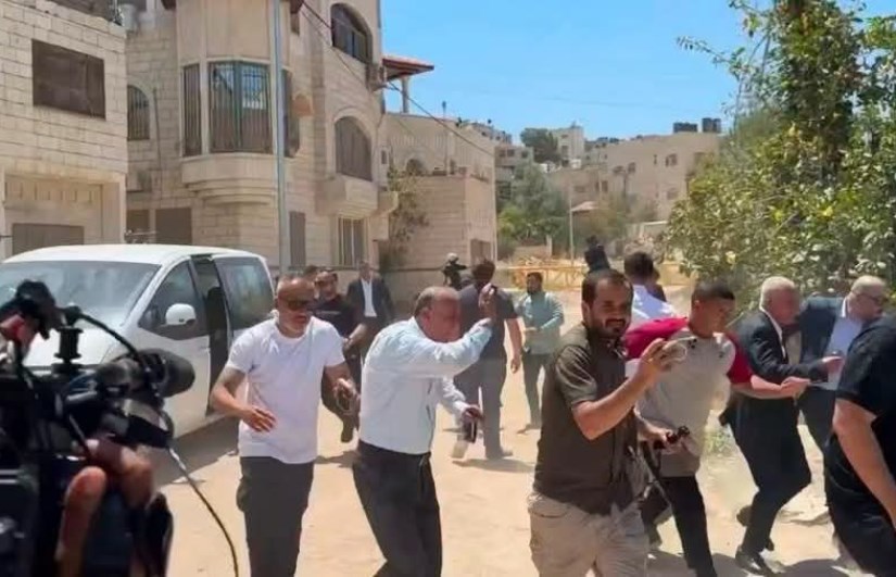 جيش الإحتلال يطلق النار علي وفد دولي بجنين جيش الإحتلال يطلق النار علي وفد دولي بجنين