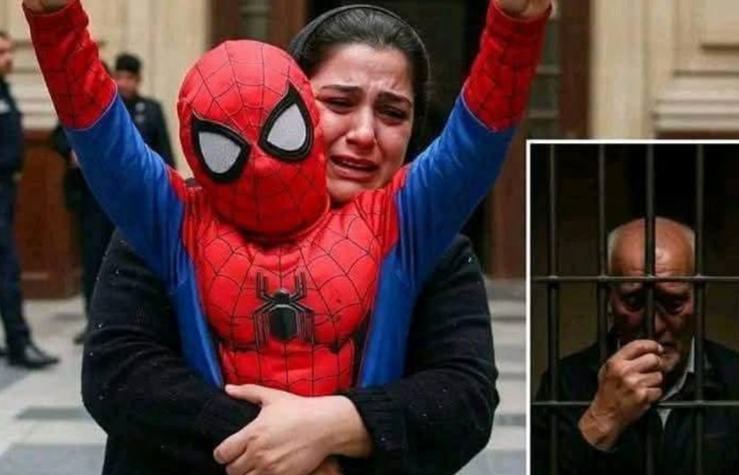 ياسين يرتدي بدلة سبايدر مان