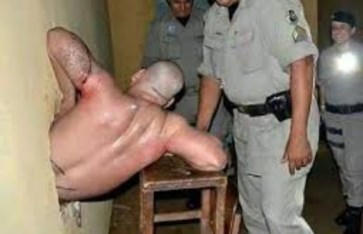 سجين برازيلي يعلق داخل الحائط 