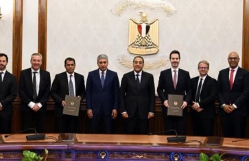الدكتور مصطفي مدبولي ومسؤولي شركة حياة العالمية