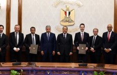 الدكتور مصطفي مدبولي ومسؤولي شركة حياة العالمية