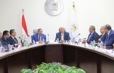  الدكتور أيمن عاشور