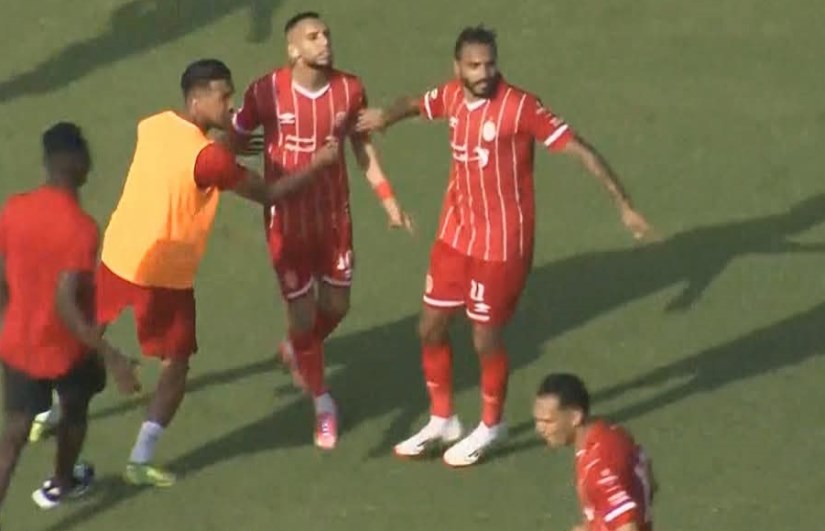 شادة كبيرة بين لاعبي الاتحاد وأهلي طرابلس شادة كبيرة بين لاعبي الاتحاد وأهلي طرابلس