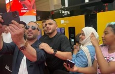 أحمد السقا يلتقط صورا مع جمهوره في دبي 