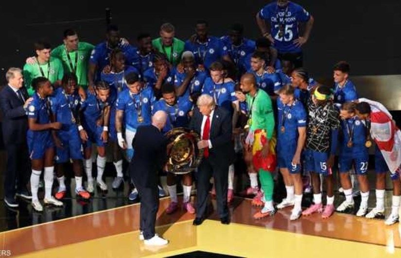 ترامب يسلم كأس العالم للأندية إلى تشيلسي ترامب يسلم كأس العالم للأندية إلى تشيلسي