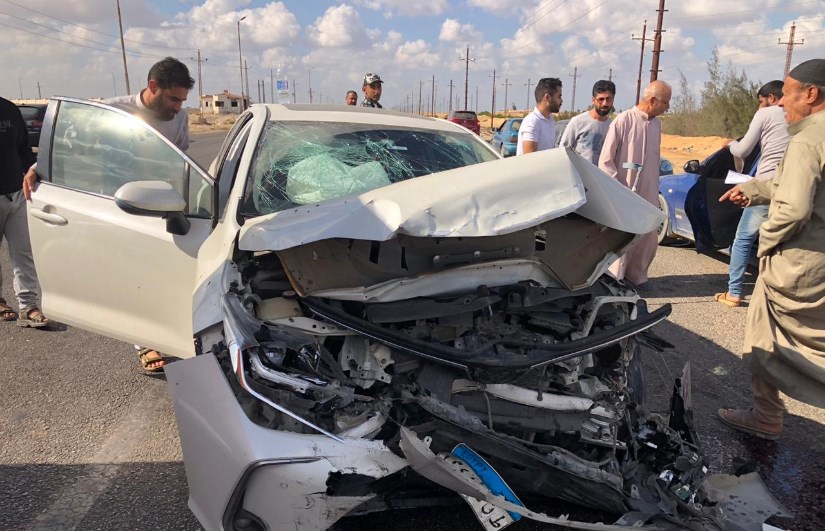  تصادم سيارتين على الطريق الصحراوي البحيرة
