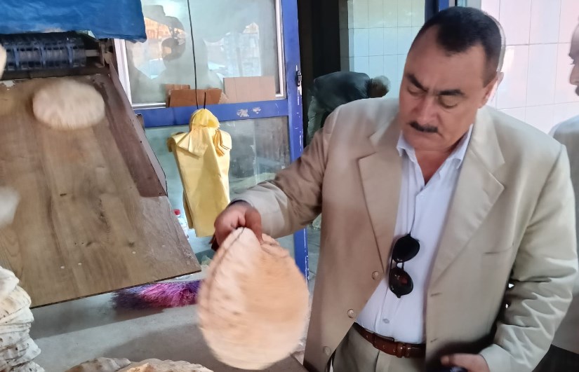وكيل تموين دمياط يتابع صرف الخبز للمواطنين وكيل تموين دمياط يتابع صرف الخبز للمواطنين