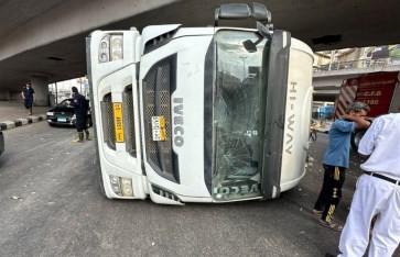 إنقاذ سائق وتباع بعد انقلاب سيارتهما أسفل كوبري أكتوبر
