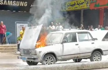 تصاعد ألسنة اللهب من سيارة ملاكي وسط تجمهر المواطنين في مشهد ينذر بالخطر