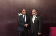 وزير الخارجية والهجرة يلتقي نظيره الإيراني لتبادل الرؤى والأوضاع في المنطقة