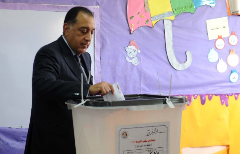 رئيس الوزراء يدلى بصوته في انتخابات مجلس الشيوخ بالشيخ زايد رئيس الوزراء يدلى بصوته في انتخابات مجلس الشيوخ بالشيخ زايد