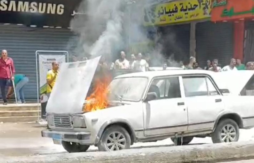 تصاعد ألسنة اللهب من سيارة ملاكي وسط تجمهر المواطنين في مشهد ينذر بالخطر