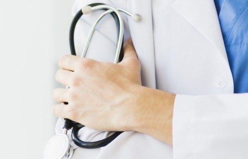طبيب نساء يثير جدلًا بعد فيديو مع مولود طبيب نساء يثير جدلًا بعد فيديو مع مولود