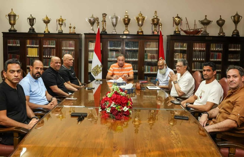 اجتماع الخطيب مع الجهاز الفني للأهلي اجتماع الخطيب مع الجهاز الفني للأهلي
