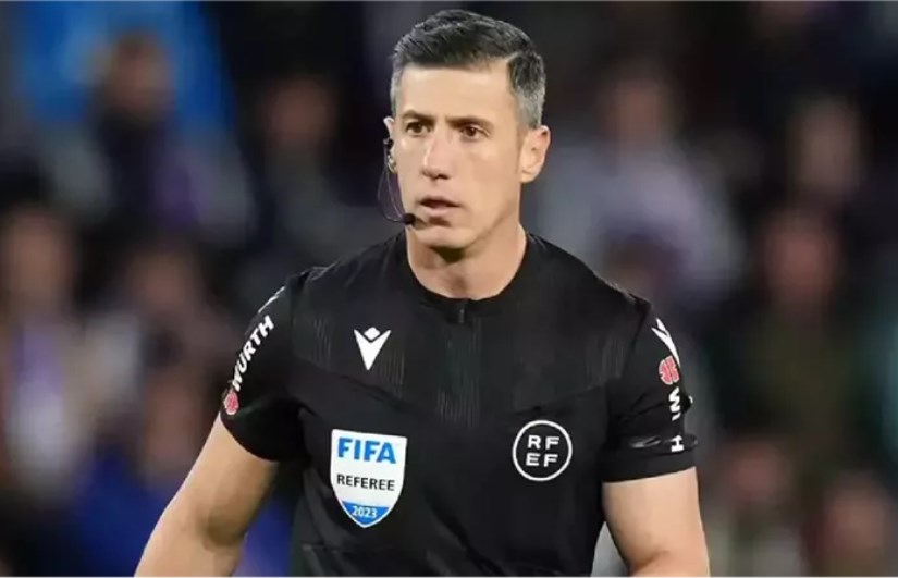 الإسباني سيزار جرادو حكمًا لمواجهة الأهلي والزمالك 